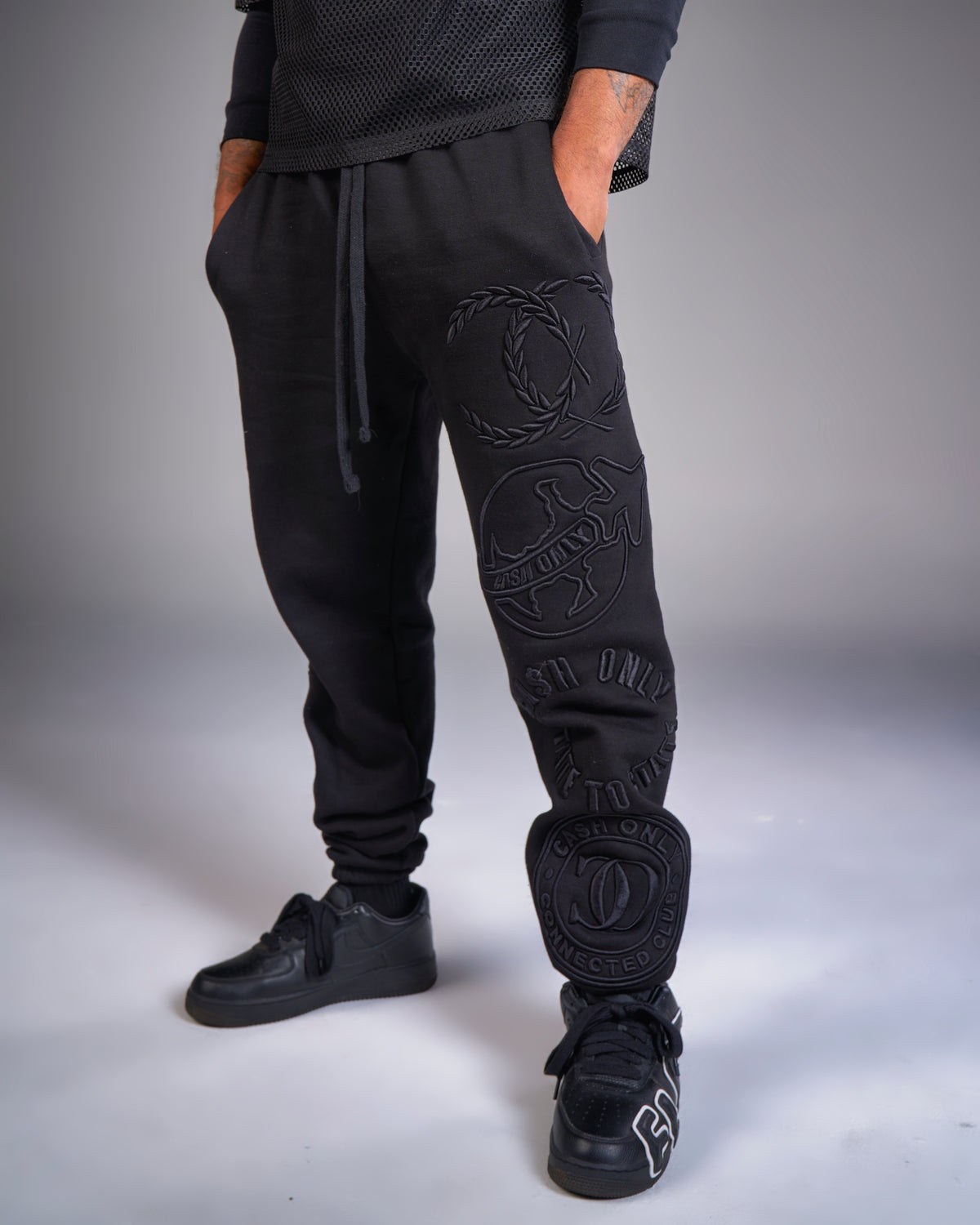 CONNECTED CLUB BLACKOUT EMBROIDERY SWEATPANTS