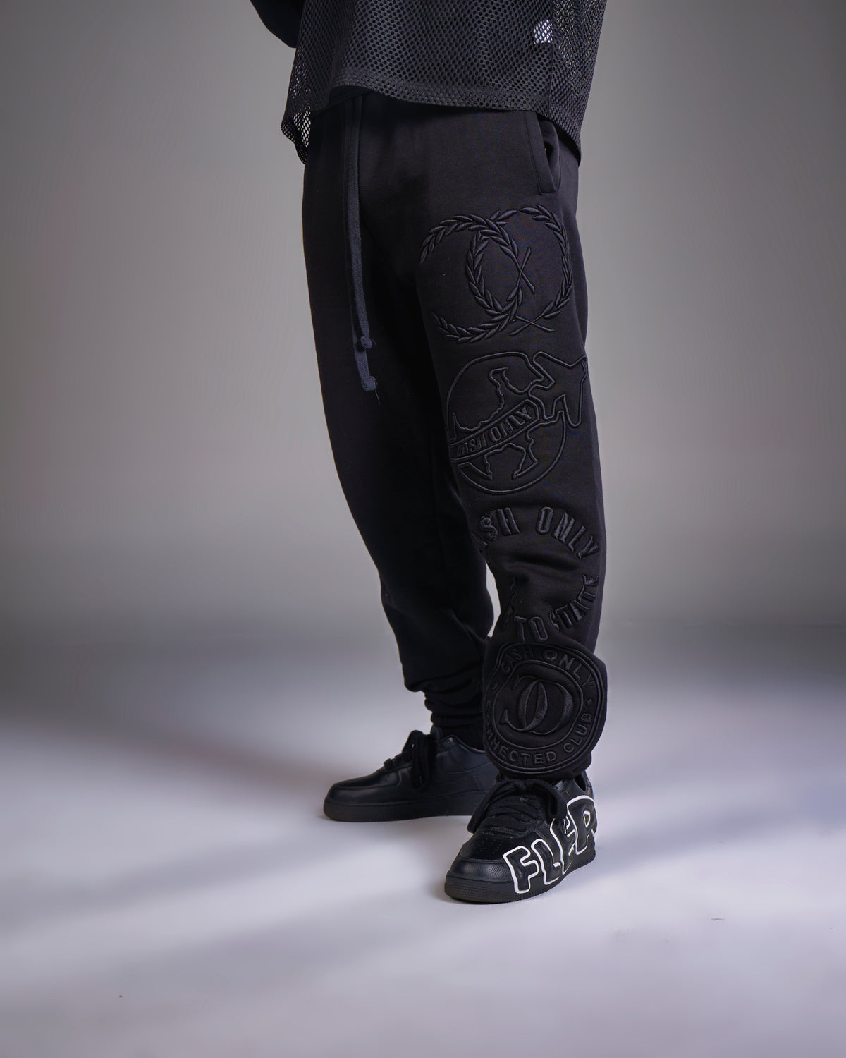 CONNECTED CLUB BLACKOUT EMBROIDERY SWEATPANTS